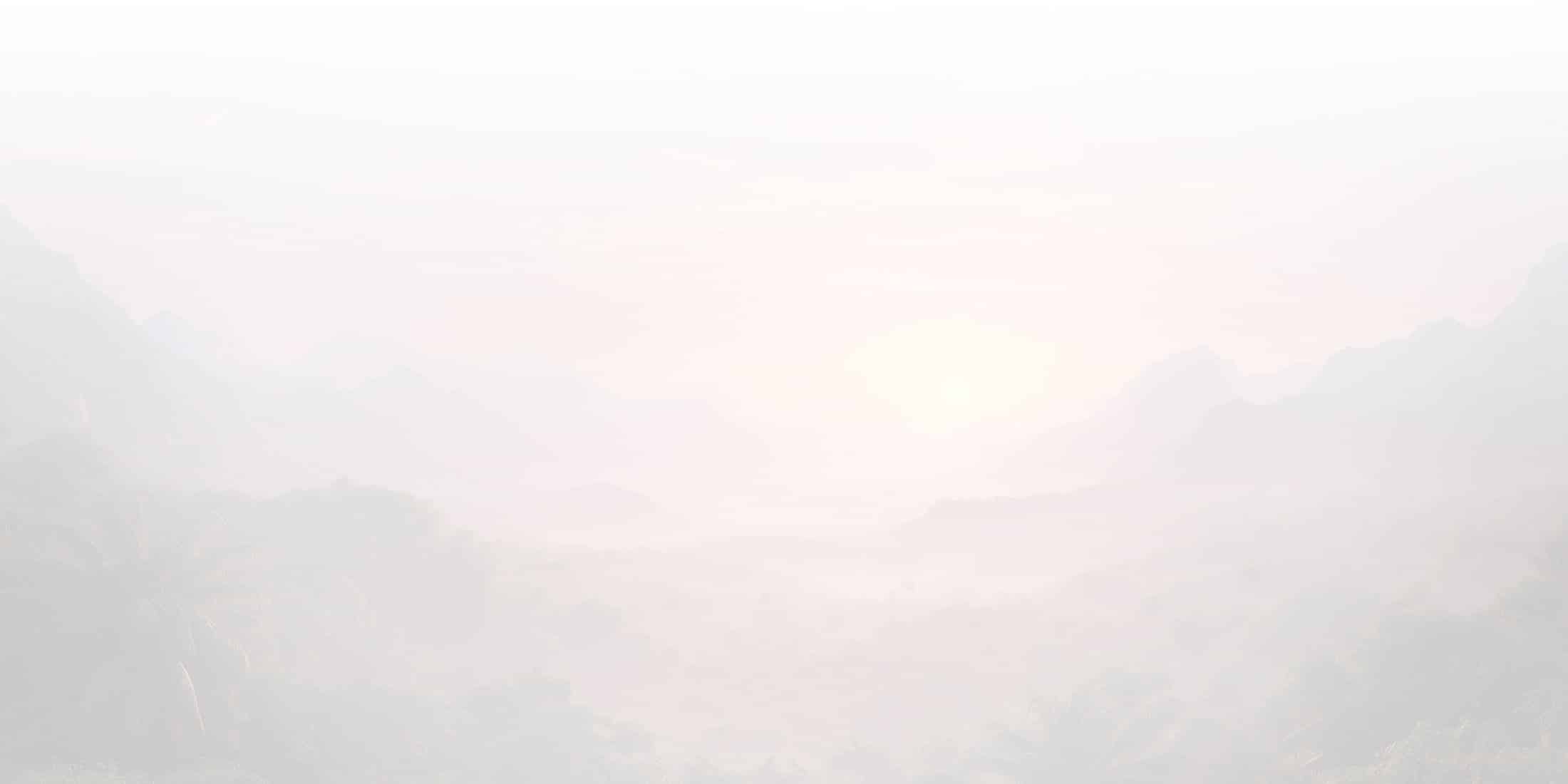 Nebelverhangene Berge im Morgenlicht